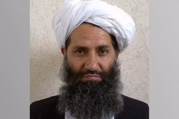 سفیر افغانستان در ژنو: پهپادها از آسمان و خلیلزاد در زمین هبتالله را زیر نظر دارند