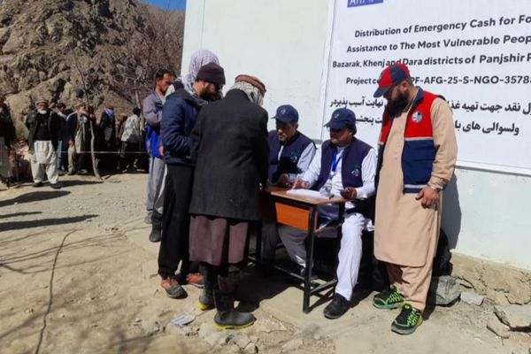 طالبان وايي په درېیو ولایتونو کې یې پر څه باندې پنځه زره اړمنو کورنیو مرستې وېشلې دي