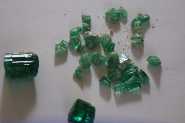 طالبانو په پنجشېر کې تر ۴ زره زیات قیراط زمرد پر څه باندې درې میلیونه افغانیو وپلورل