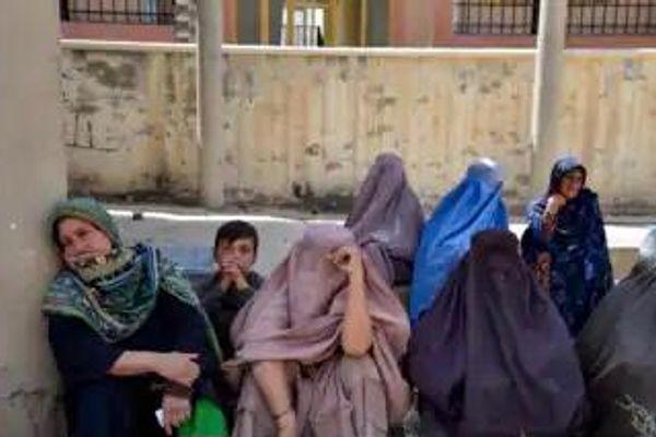 ملګري ملتونه: ۷۰ سلنه افغان مېرمنې د بشري مرستو په ترلاسه کولو کې له ستونزو سره مخ دي