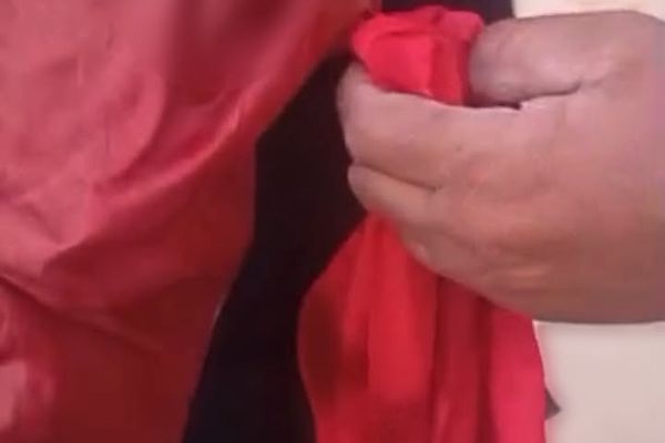 په هلمند کې یوه مقتدي د خپل جومات ملا د کوکنارو کروندې د افشا کولو له امله په چاقو وهلی