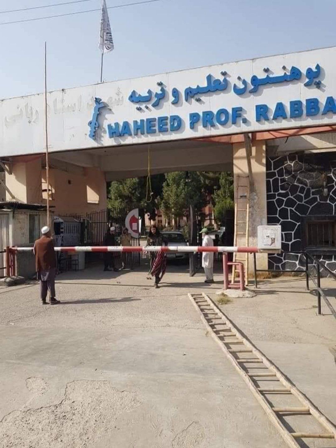 دانشجویان: طالبان در دانشگاه تعلیم و تربیه از دختران به خاطر پوشش "کاملا سیاه" تعهد گرفتند