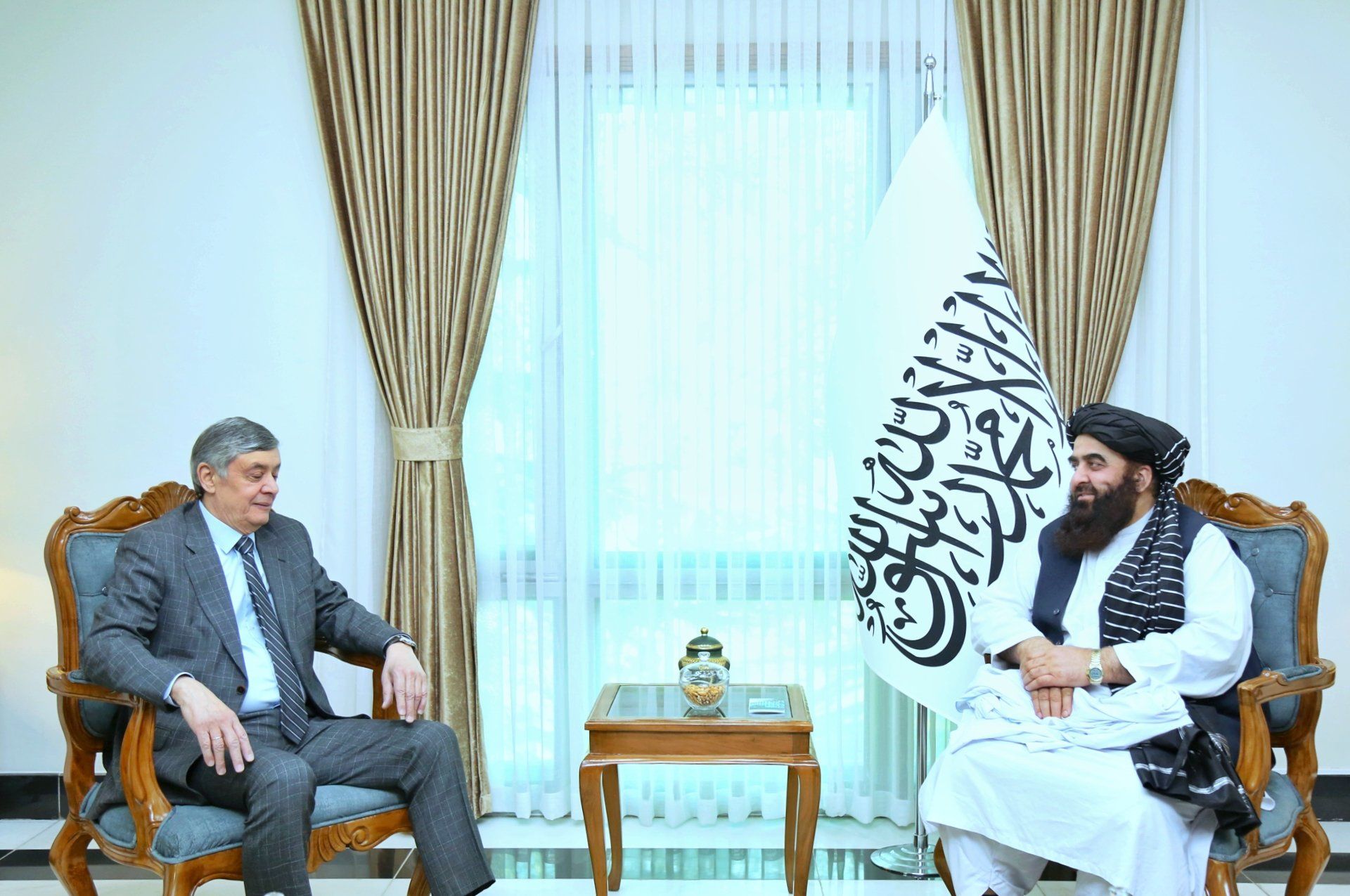 امیرخان متقی در دیدار با ضمیر کابلوف خواهان 'حضور طالبان در سازوکارهای منطقه‌ای' شد