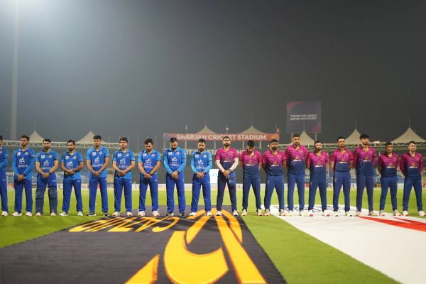 إحياء ذكرى ضحايا زلزال أفغانستان: لاعبو الكريكت يقفون دقيقة صمت