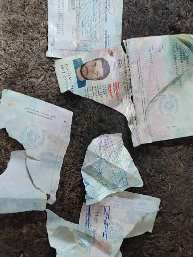 پاسپورت پاره شده یک مهاجر افغان در ایران - میلیون‌ها مهاجر افغان در ایران نیز زیر فشار جمهوری اسلامی و دشواری‌های مهاجرت زندگی می‌کنند.