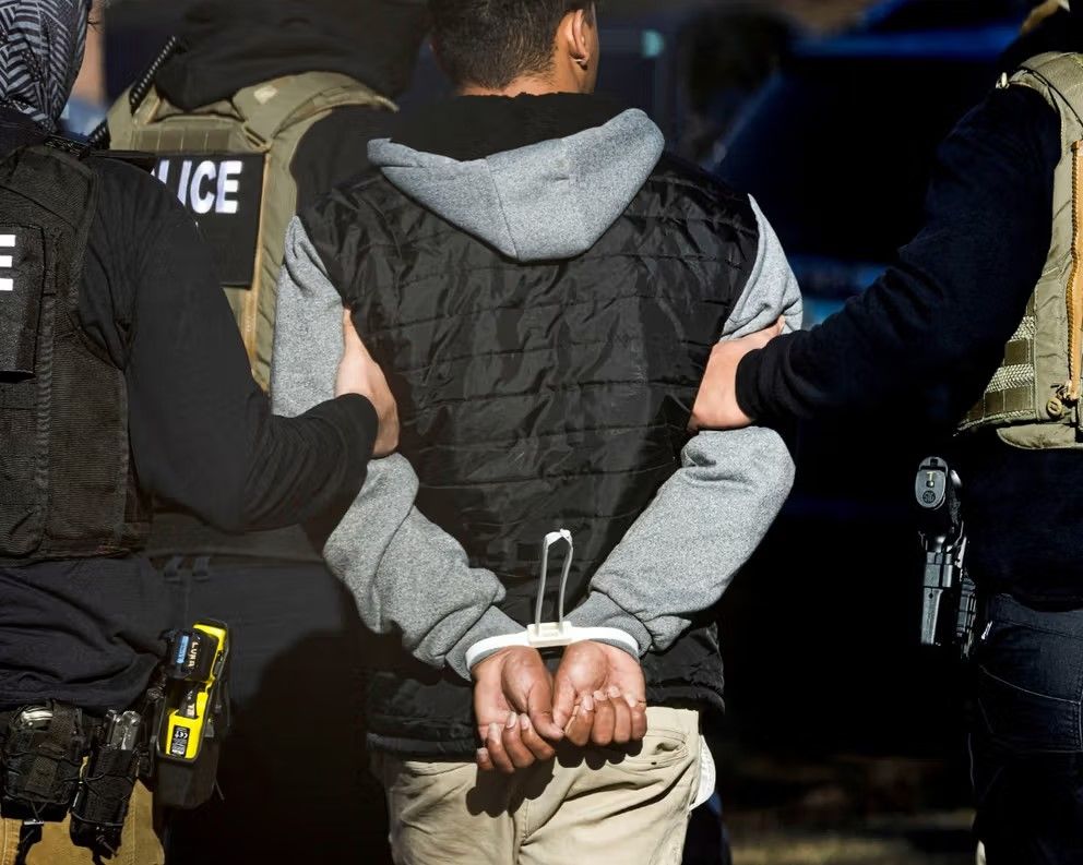 الولايات المتحدة تعتقل طالباً أفغانياً مصاباً بسرطان الدماغ وتنقله إلى مراكز الاحتجاز