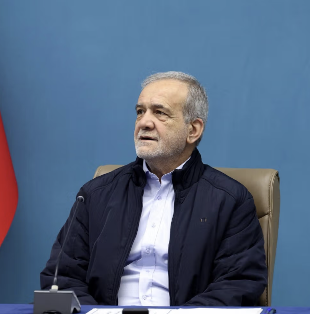 الرئيس الإيراني يعتذر من دول المنطقة ويعلن وقف الهجمات عليها