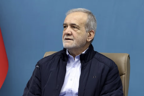 الرئيس الإيراني يعتذر من دول المنطقة ويعلن وقف الهجمات عليها