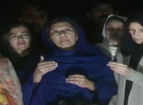 د عمران خان خور: عمران خان د ګوند د مشرانو په غوښتنه ملکي نافرماني د څو ورځو لپاره وځنډوله