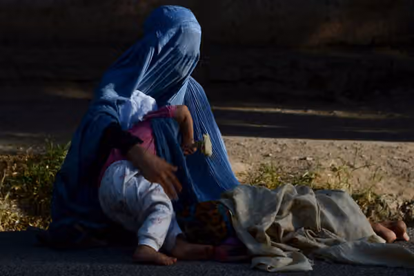 د بېوزلۍ دروند بار؛ افغانې ښځې د کورنیو د پاللو لپاره کثافات راټولوي