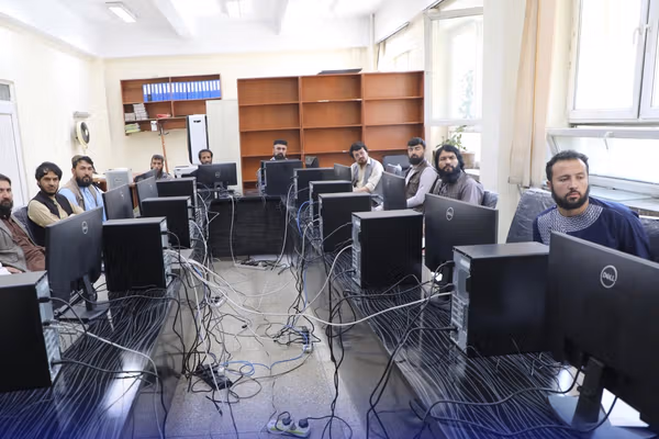 د کانونو او پټرولیم وزارت خپلو کارکوونکو ته د انګلیسي ژبې شپږ میاشتنی کورس پیل کړ