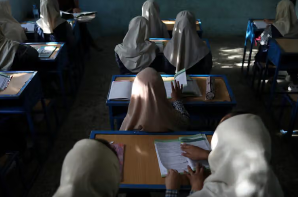 قيود طالبان تسبب أزمة خطيرة لنظام التعليم في أفغانستان