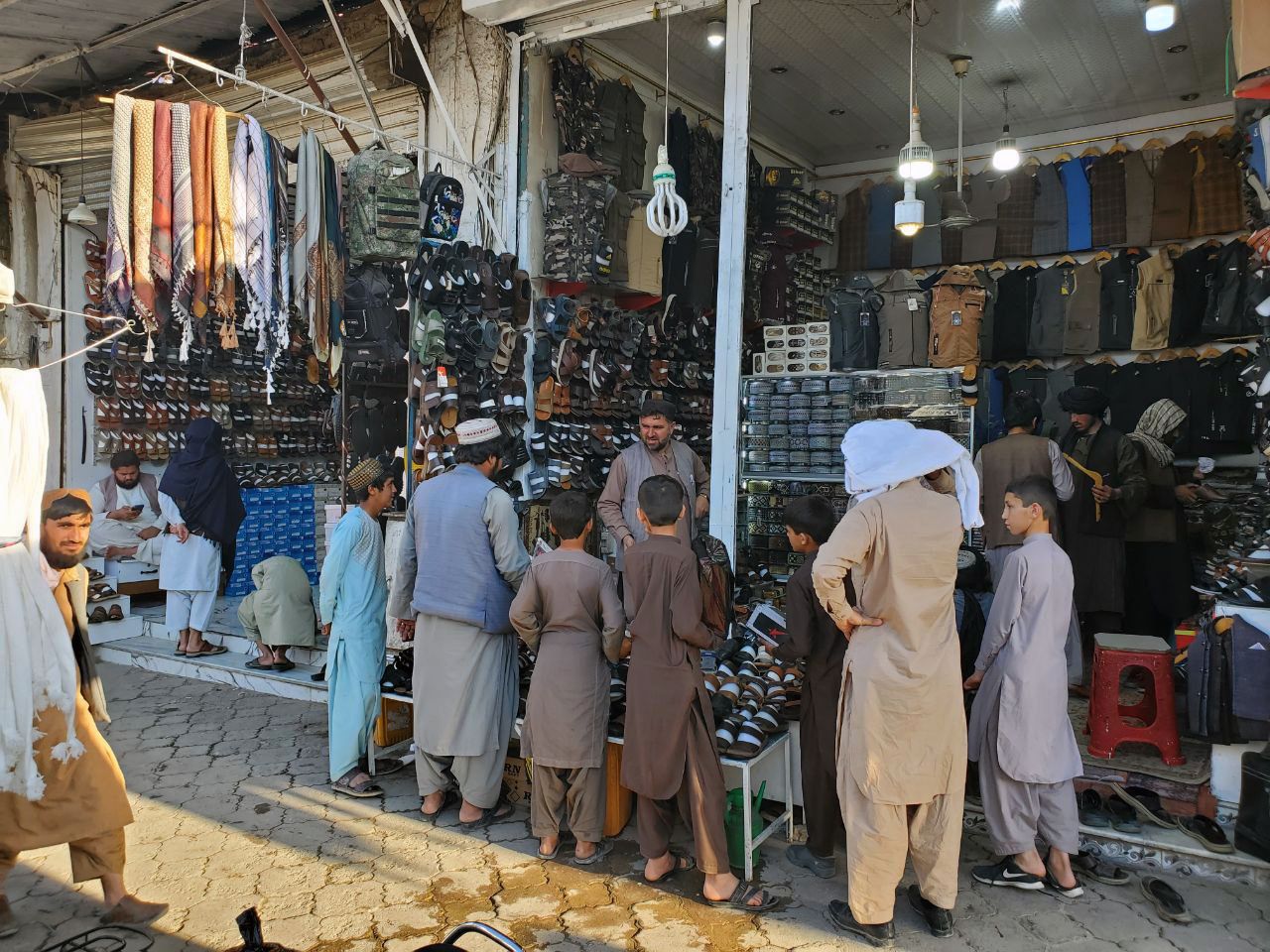 ښاريان د اختر لپاره خپلو ماشومانو ته څپلکې او بوټونه رانيسي 