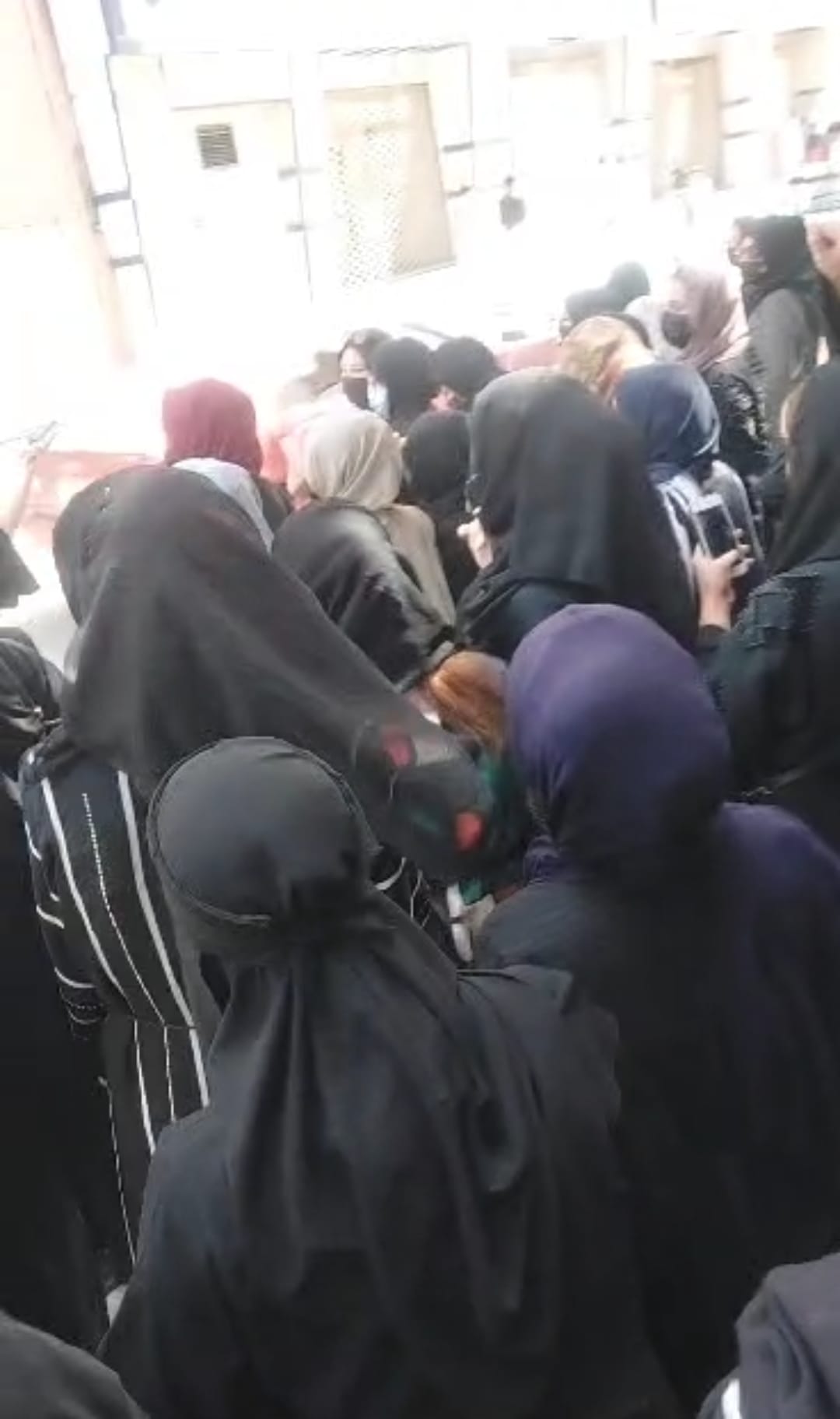 زنان در کابل با شعار «نان، کار، عدالت» در برابر فرمان تعطیلی سالن‌های زیبایی اعتراض کردند