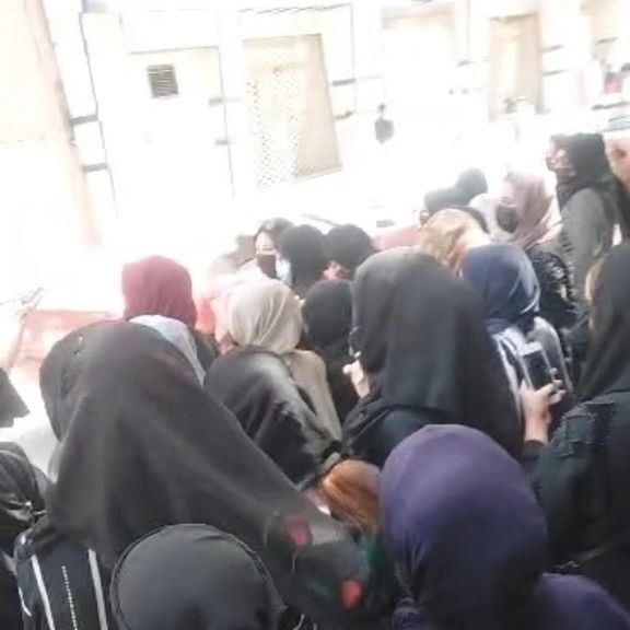 زنان در کابل با شعار «نان، کار، عدالت» در برابر فرمان تعطیلی سالنهای زیبایی اعتراض کردند