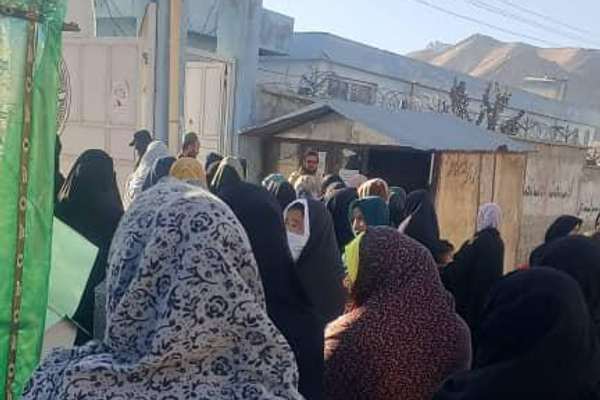 سرچینې: طالبانو په دایکندي کې د مېرمنو لسګونه کاروبارونه تړلي دي