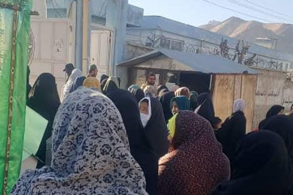 سرچینې: طالبانو په دایکندي کې د مېرمنو لسګونه کاروبارونه تړلي دي