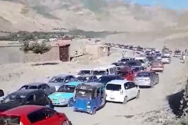 ځایي اوسېدونکي: د سېلابونو له امله د تخار- بدخشان لارو تړل پاتې کېدو ګڼې ستونزې جوړې کړې