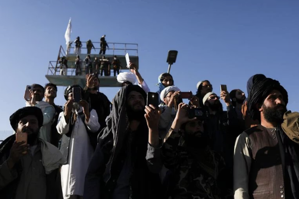 زعیم طالبان يحظر الهواتف والإنترنت في محيط إقامته بأفغانستان