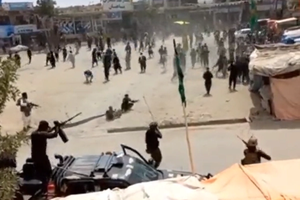 منابع در غزنی میگویند در اثر تیراندازی طالبان بر مراسم عاشورا دستکم یک نفر کشته شده است