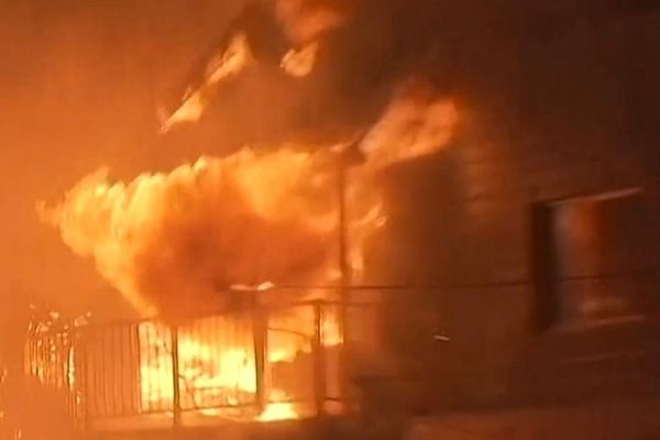 جاپان کې پراخه اورلګېدنه؛ ۱۷۰ ودانۍ ویجاړې شوې او یو کس مړ شوی دی