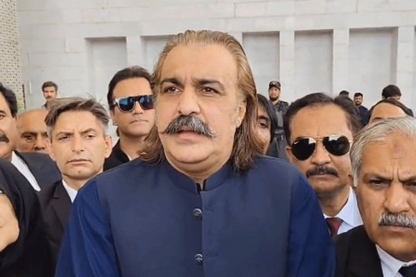 وزیر ارشد سابق خیبرپختونخوا: حملات تروریستی علیه پاکستان از خاک افغانستان انجام میشود