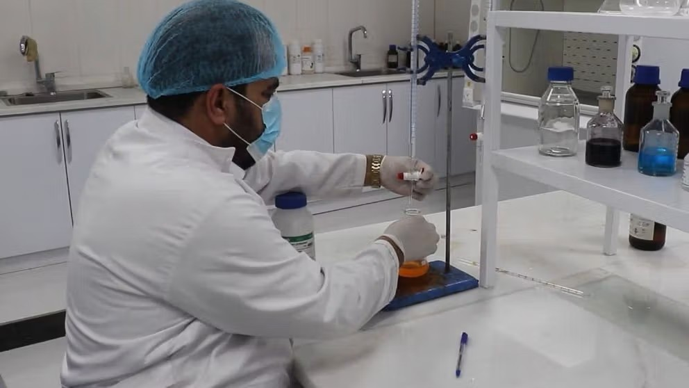 طالبان تعتقل طبيبين بسبب علاج النساء دون محرم