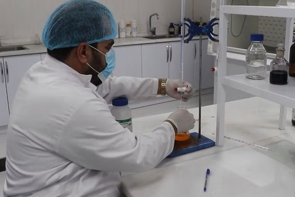 طالبان تعتقل طبيبين بسبب علاج النساء دون محرم