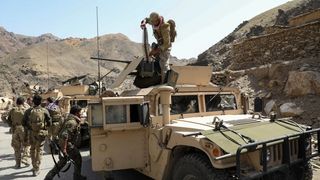 له ایران نه جبري اخراج؛ پخواني افغان سرتېري ویریږي چې طالبان به یې ونیسي