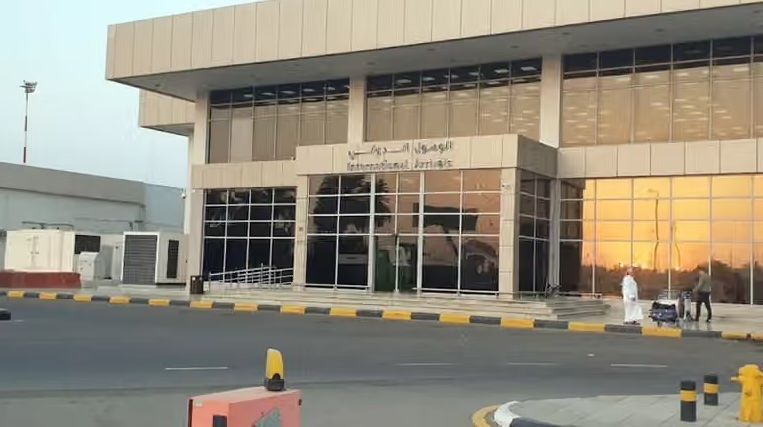 د سعودي عربستان پر دوو هوايي ډګرونو د بریدونو له امله درې کسان ټپیان شوي دي