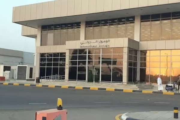 د سعودي عربستان پر دوو هوايي ډګرونو د بریدونو له امله درې کسان ټپیان شوي دي