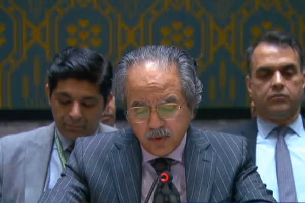 سفیر پاکستان: طالبان بین انزوا و تعامل یکی را انتخاب کند