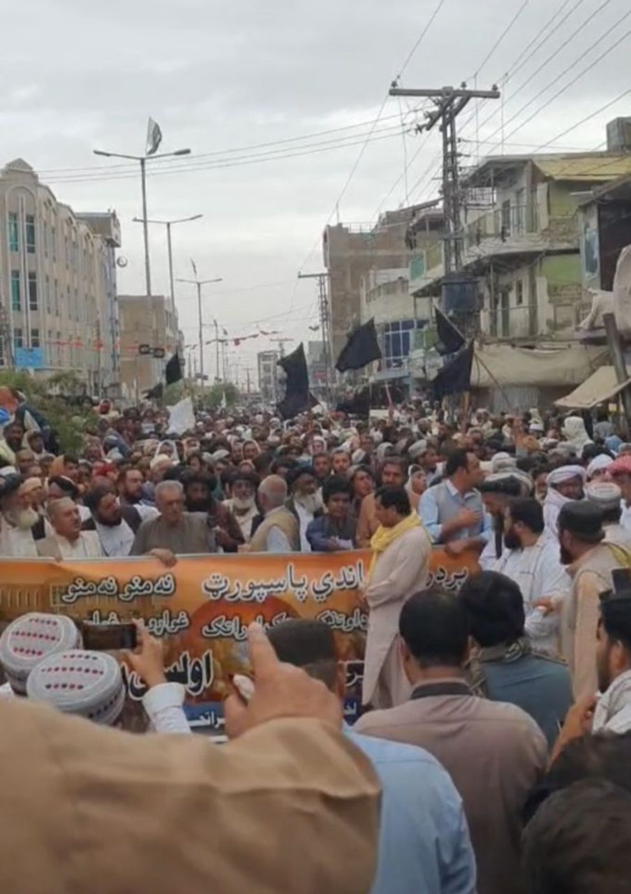  د سپین بولدک ـ چمن پر دروازه د پاسپورټ او وېزې جبري کېدو په غبرګون کې بیا لاریون شوی