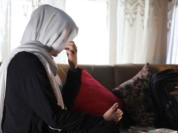 د بشري حقونو څار بنسټ: د انټرنېټ پرې کېدل افغان مېرمنې لاځپي