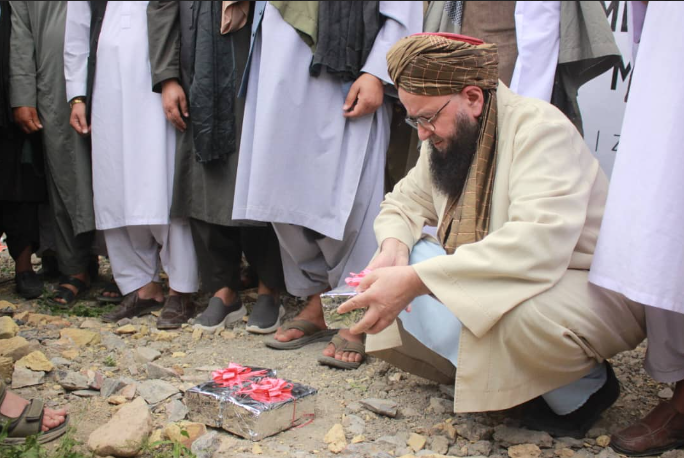 طالبانو د ملا عمر له قبر سره نږدې د یوې لویې مدرسې د جوړېدو چارې پیل کړې دي