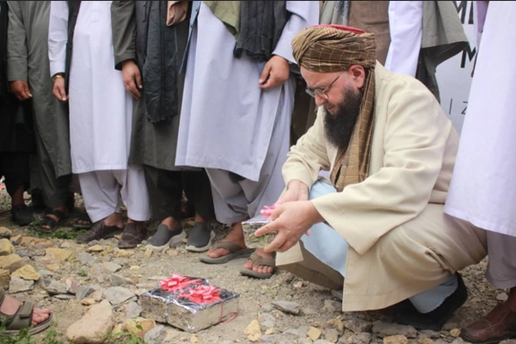 طالبانو د ملا عمر له قبر سره نږدې د یوې لویې مدرسې د جوړېدو چارې پیل کړې دي