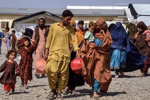 د افغان کډوالو اېستل؛ له ایران او پاکستان نه تر ۲زره ډېر کډوال افغانستان ته ستانه شوي