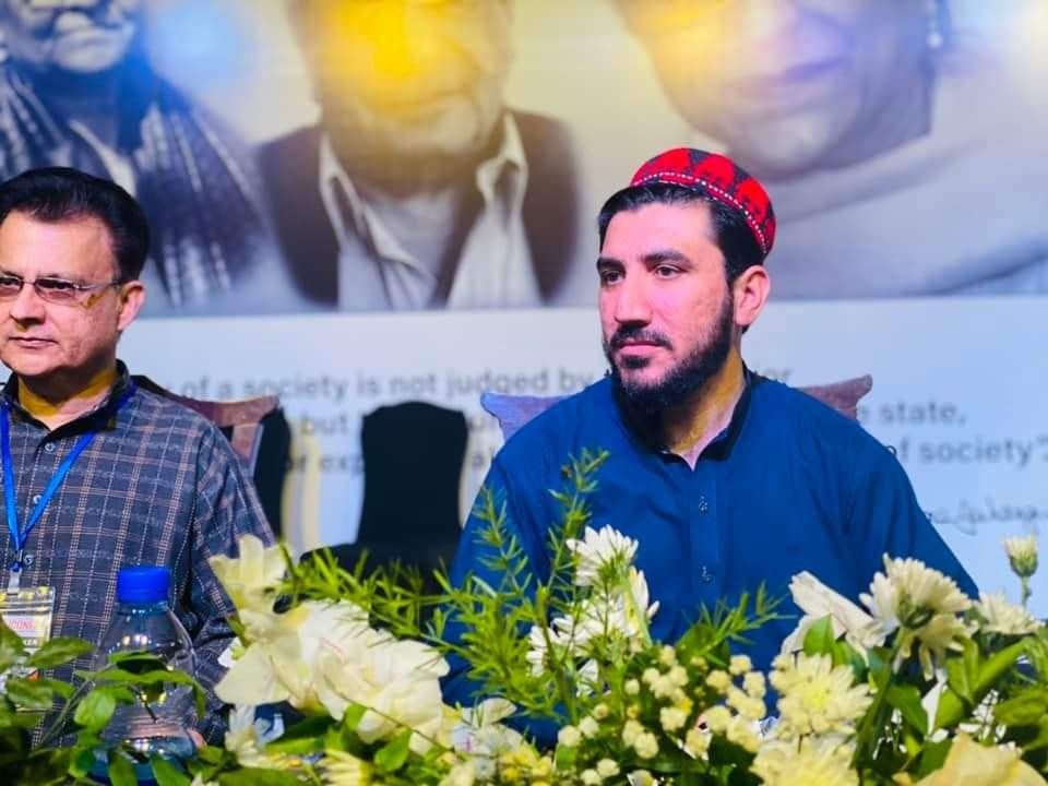 منظور پشتین: عمران خان دروغ می‌گوید، پشتون‌ها هرگز دختران را از آموزش محروم نکرده‌اند