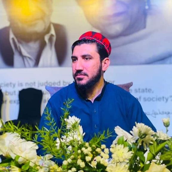 منظور پشتین: عمران خان دروغ میگوید، پشتونها هرگز دختران را از آموزش محروم نکردهاند