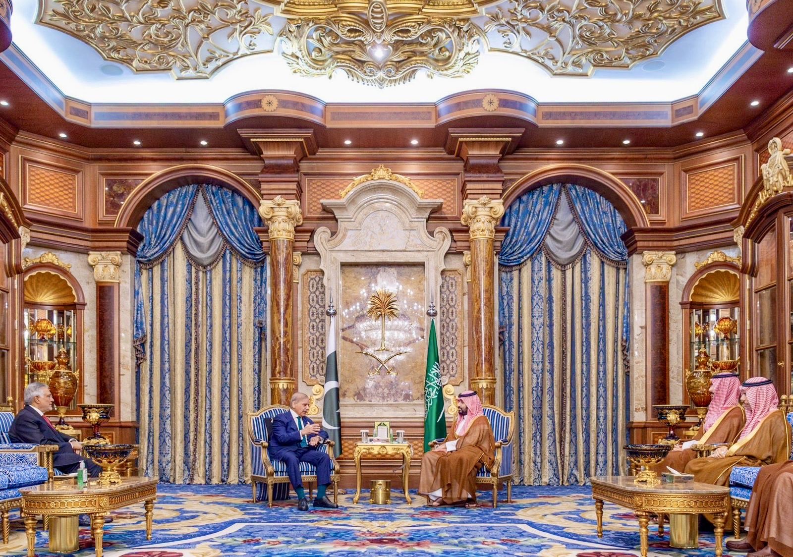 شهباز شریف د سعودي له ولیعهد سره په کتنه کې د همکاریو د زیاتولو پر لارو چارو غږېدلی