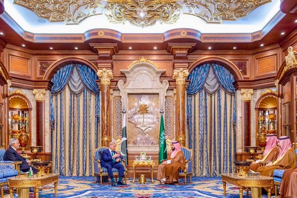 شهباز شریف د سعودي له ولیعهد سره په کتنه کې د همکاریو د زیاتولو پر لارو چارو غږېدلی