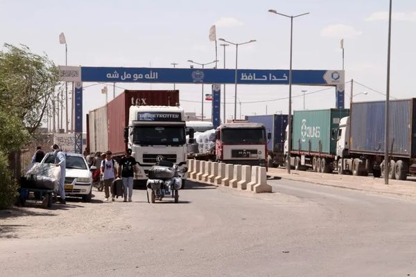 طالبان: د ایران له کړکېچ سره د اسلامقلعه بندر له لارې سوداګریز تګ راتګ عادي روان دی