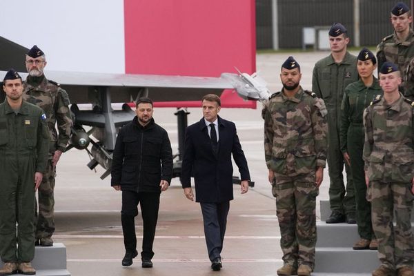 زیلینسکي وايي چې اوکراین له فرانسې نه ۱۰۰ رافال جنګي الوتکې ترلاسه کوي