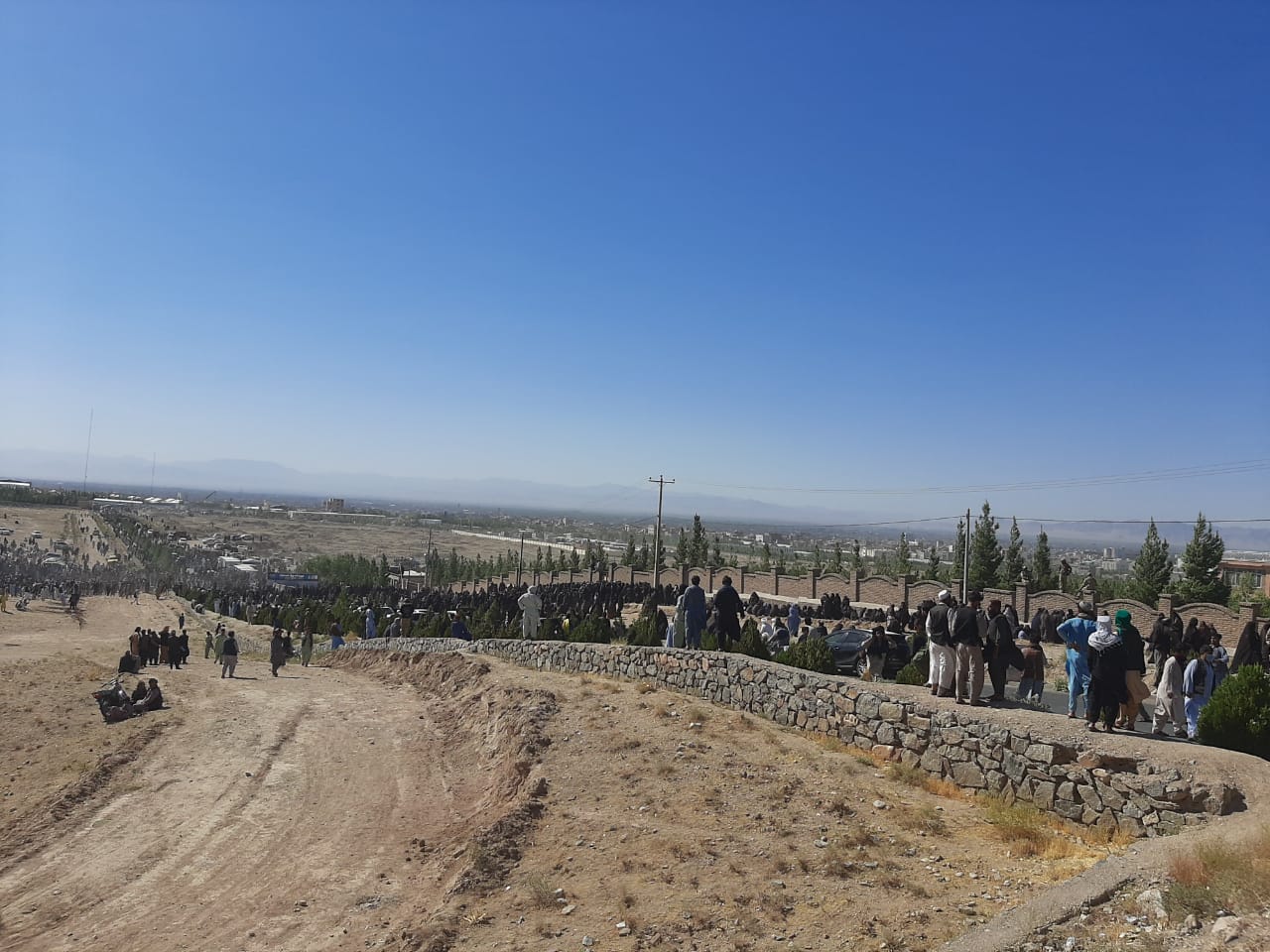 هزاران نفر در هرات برای دریافت گذرنامه به اداره پاسپورت طالبان هجوم بردند