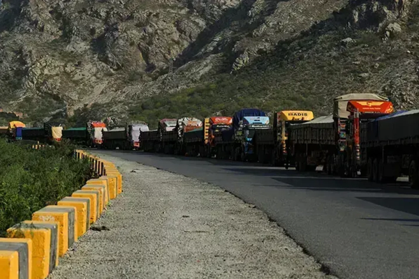 په تورخم کې د خوړو نړۍوال پروګرام د بشري مرستو موټریز کاروان ته اجازه نهده ورکړل شوې