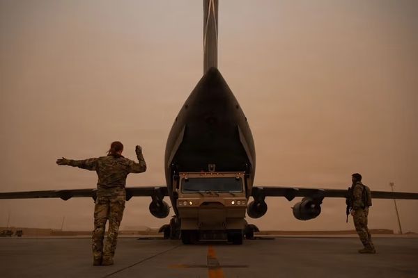 سياېناېن: د ټرمپ اداره لا هم په منځني ختیځ کې د امریکایي ځواکونو پیاوړتیا ته دوام ورکوي