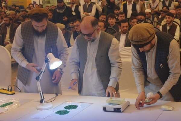 طالبان در نمایشگاه معادن بیش از ۳ میلیون دالر سنگ قیمتی افغانستان را فروخت