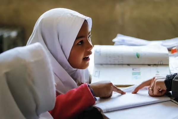 عدد الطلاب الأفغان في إيران يتراجع إلى النصف