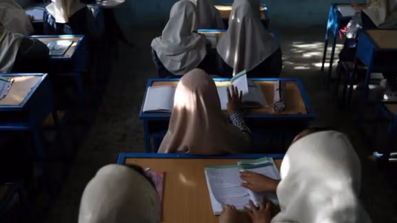 دیدبان حقوق بشر: سکوت جهان در برابر محرومیت دختران افغان مایوسکننده است