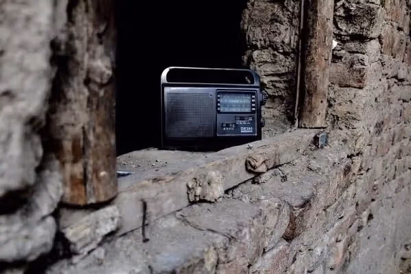 د راډیو نړۍواله ورځ؛ افغانستان کې په لومړي ځل په ۱۳۰۹ لمریز کال کې راډیویي خپرونې پیل شوې